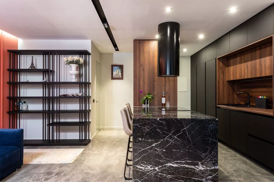 Premium-Küche mit schwarzer Marmor-Insel und Walnuss-Fronten als grifflos-Designbeispiel