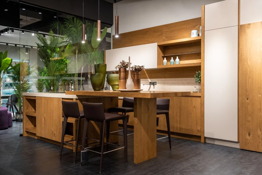 Studio-Planungsküche mit Holzfronten und Kücheninsel in einer Ausstellung
