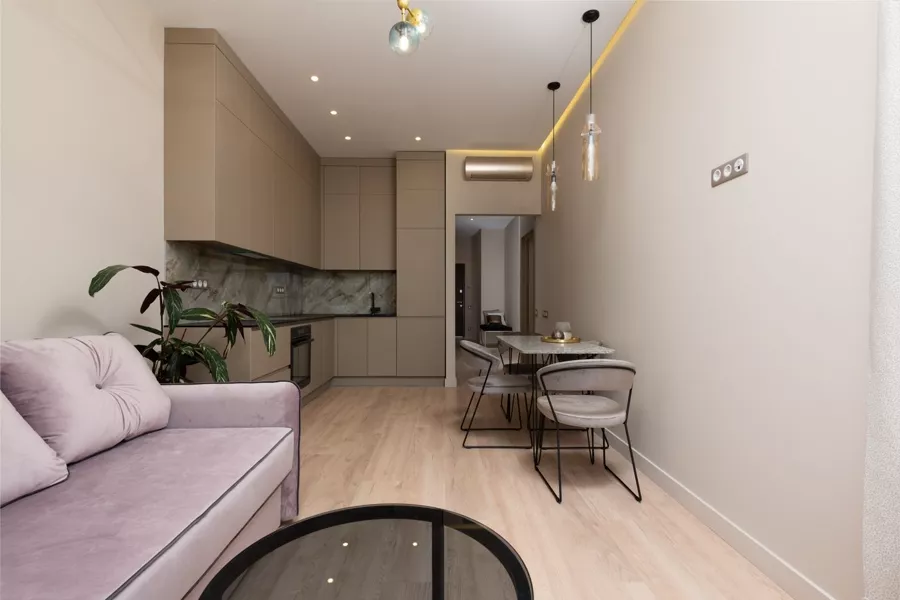 Kleine offene Küchenzeile in einer Single-Wohnung mit Essplatz für zwei Personen