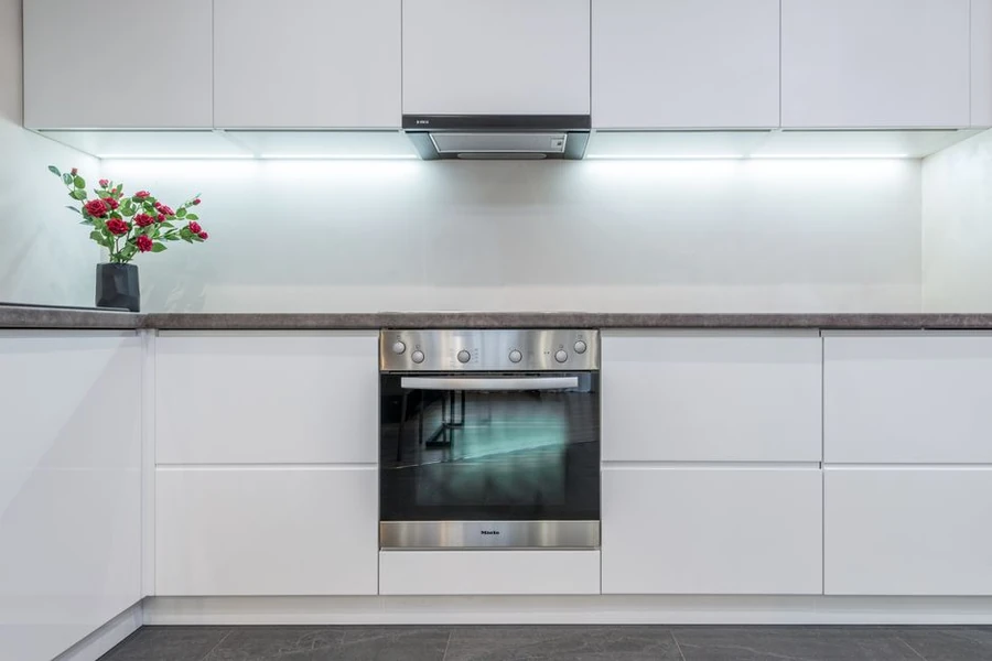 Fertig montierte weiße Einbauküche mit Backofen und matten Fronten