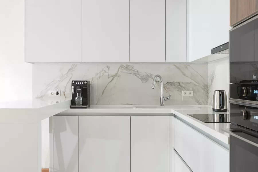 Neue Einbauküche mit eingebautem Backofen, Kochfeld und Dunstabzug