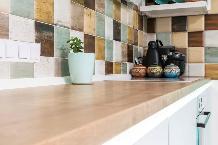 Nahaufnahme einer Holz-Arbeitsplatte mit sichtbarer Maserung und Kante